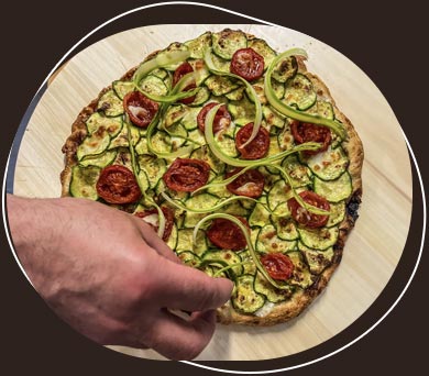 Pinsa con zucchine e pomodori